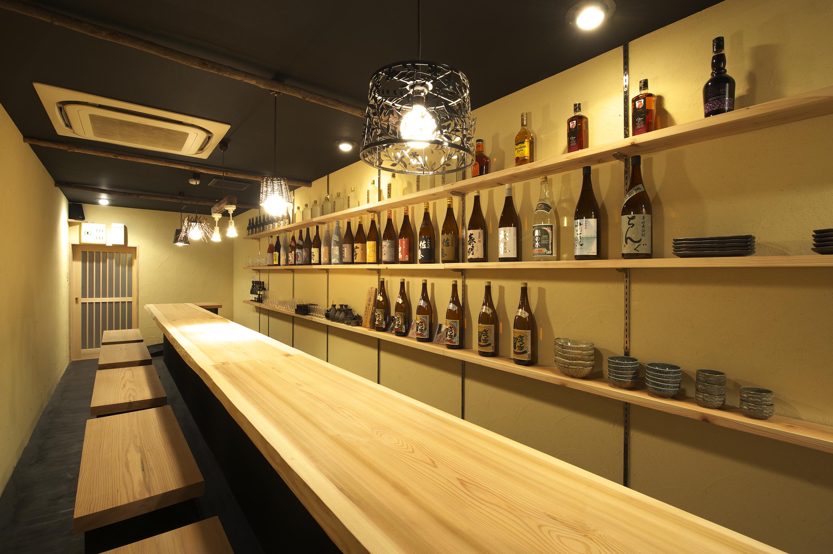 ヒノキカウンターと酒棚の和風BAR