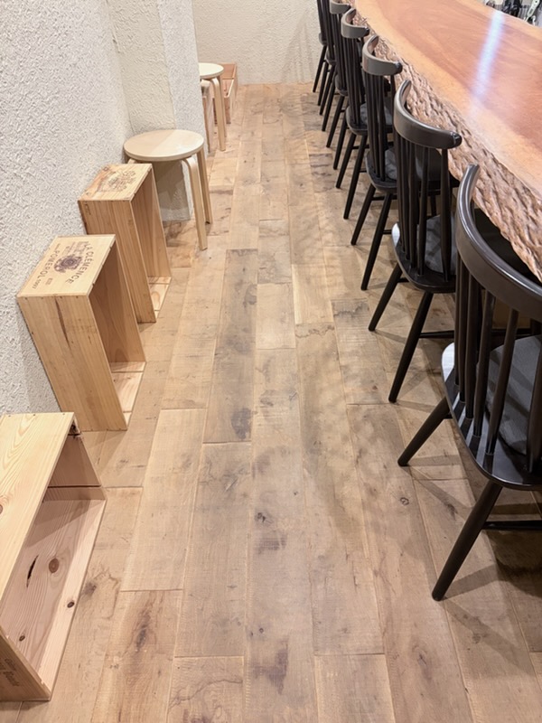無垢フローリングとカウンター席・ワイン木箱の棚（大阪市北区のワインバー）