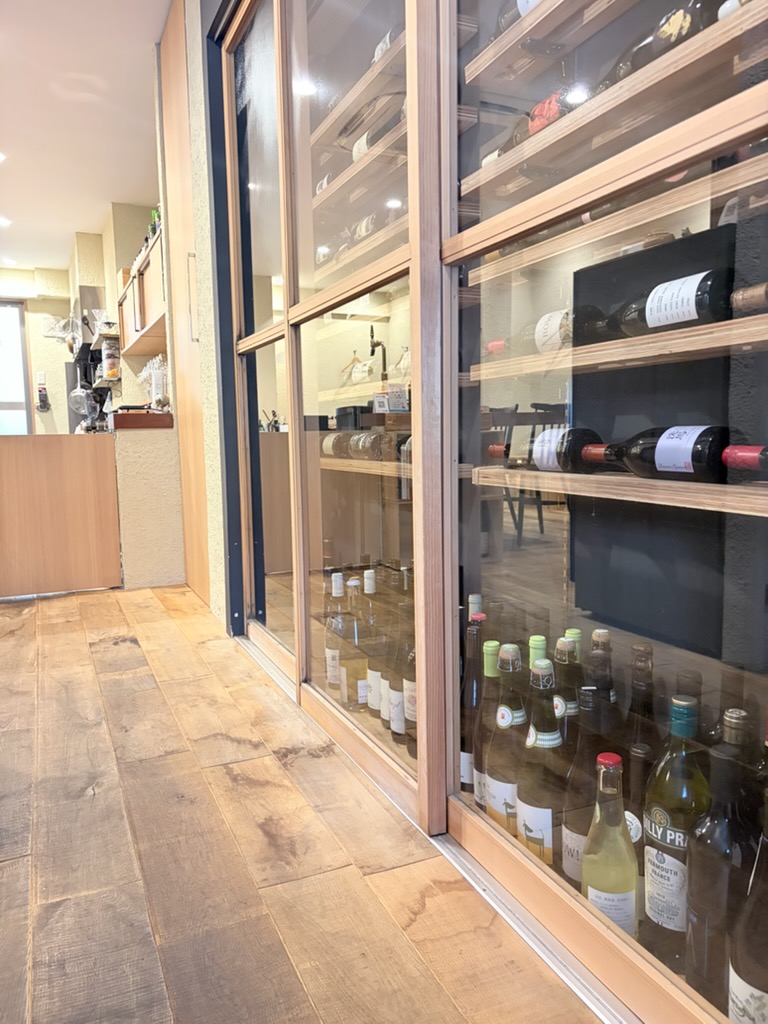 ガラス張りのワインセラーとワイン＆シャンパンのコレクション（大阪市北区の店舗内装）